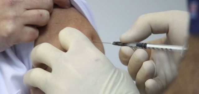 Все повече държави започват поставянето на трета подсилваща доза ваксина